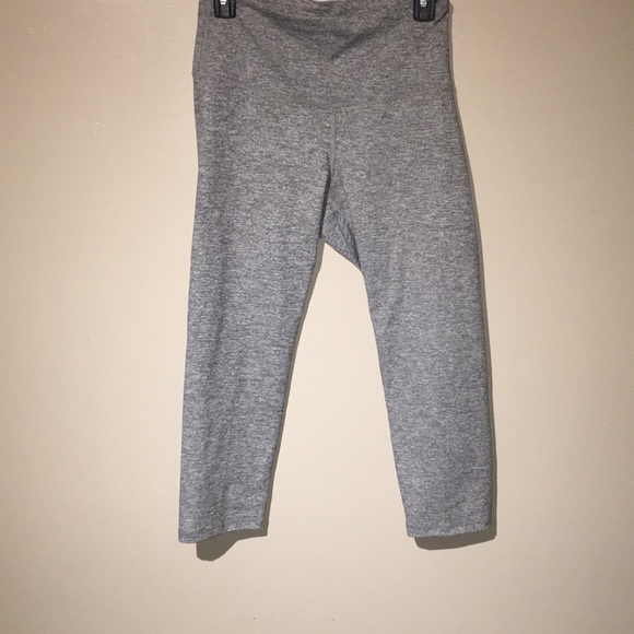 Old Navy cropped workout pants NWOT - Picture 1 of 1